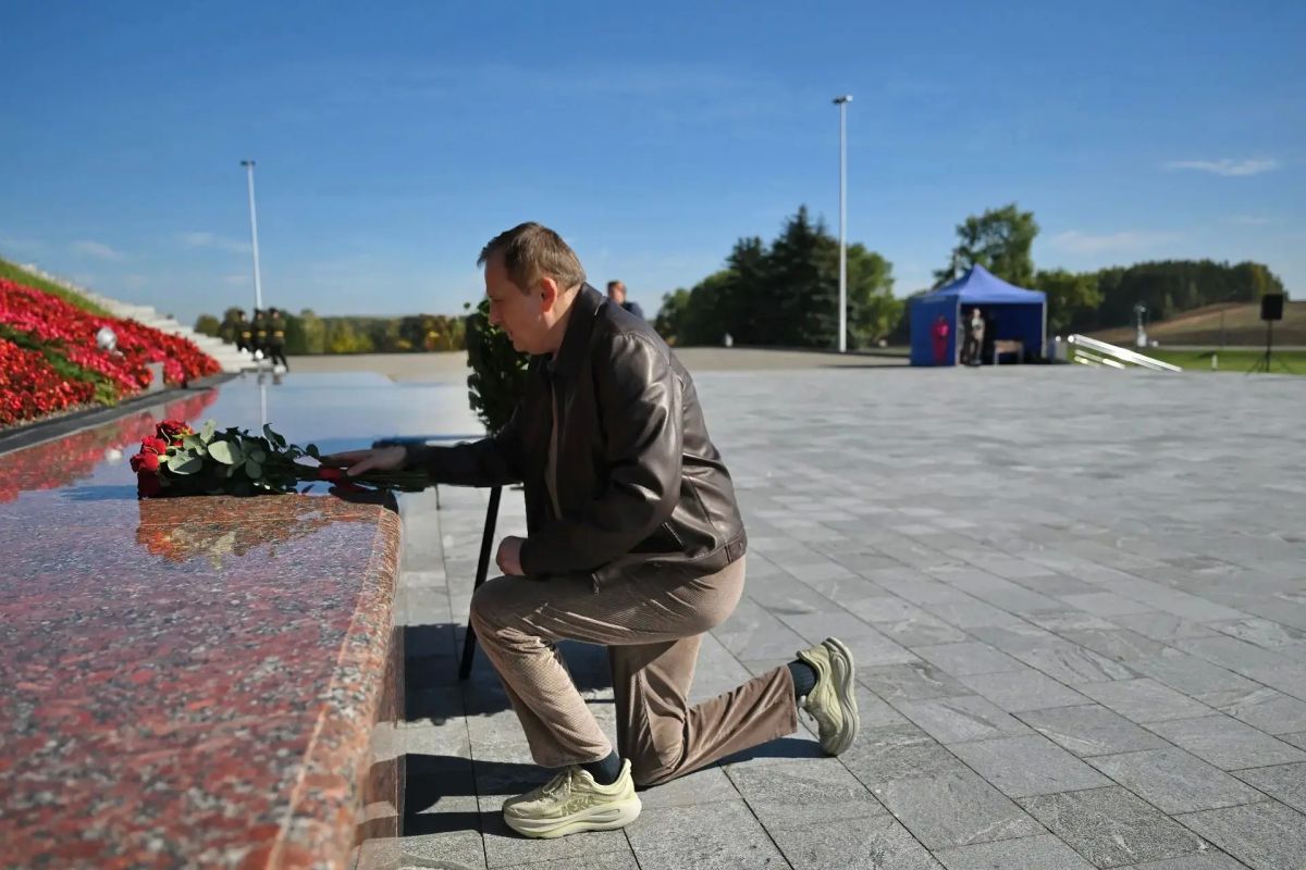 Александр Дрозденко возложил цветы к «Кургану Славы» в Белоруссии