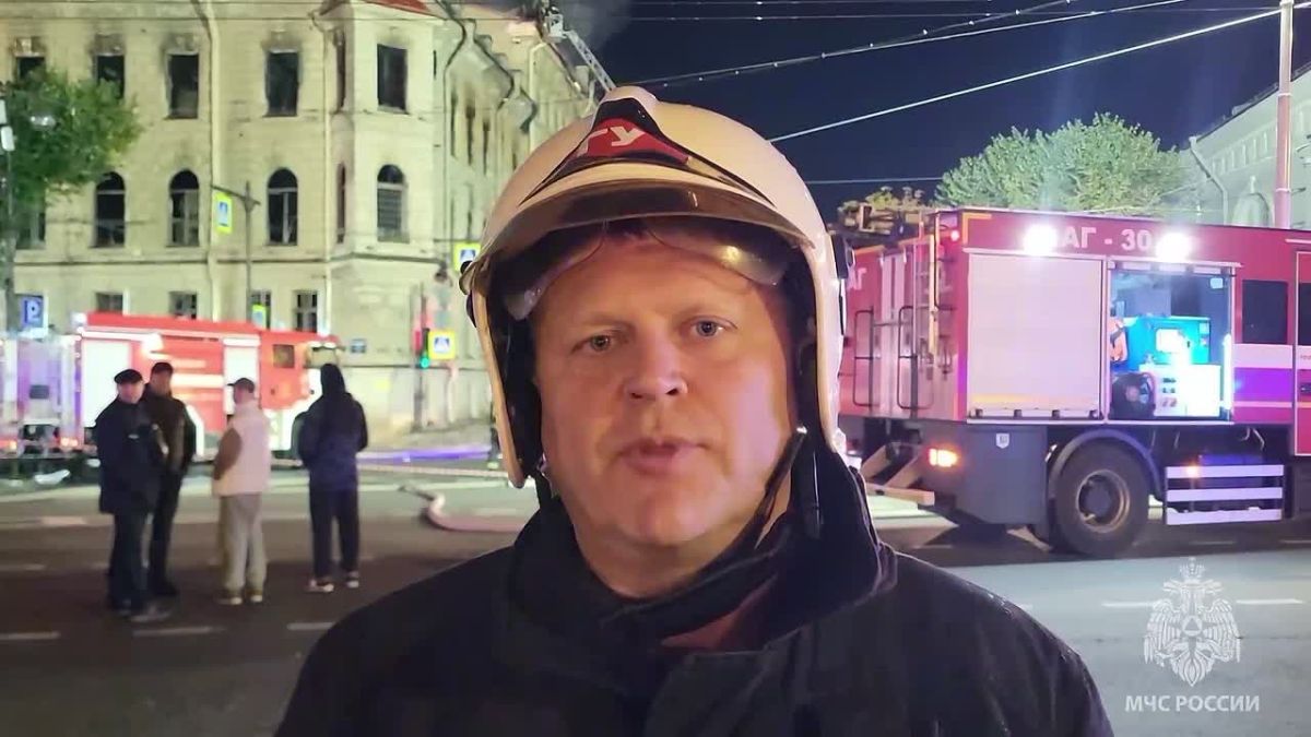 МЧС: Из дома рядом с особняком Миллера эвакуировали 10 человек