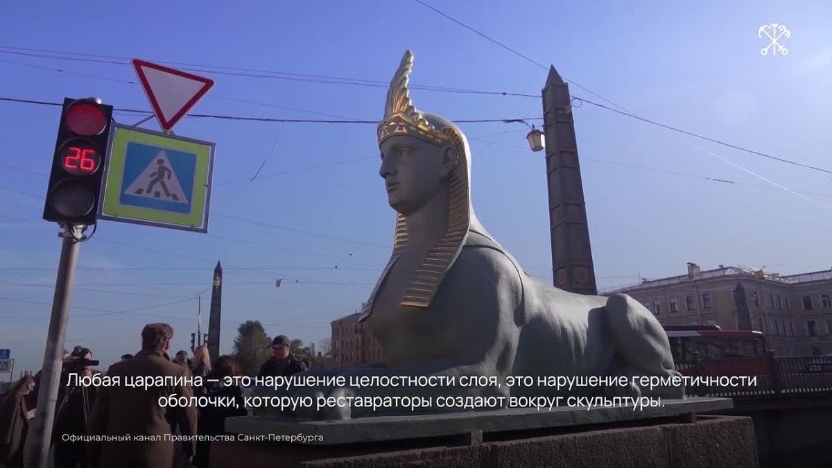 В год 200летия Египетского моста его вновь украсили легендарные сфинксы