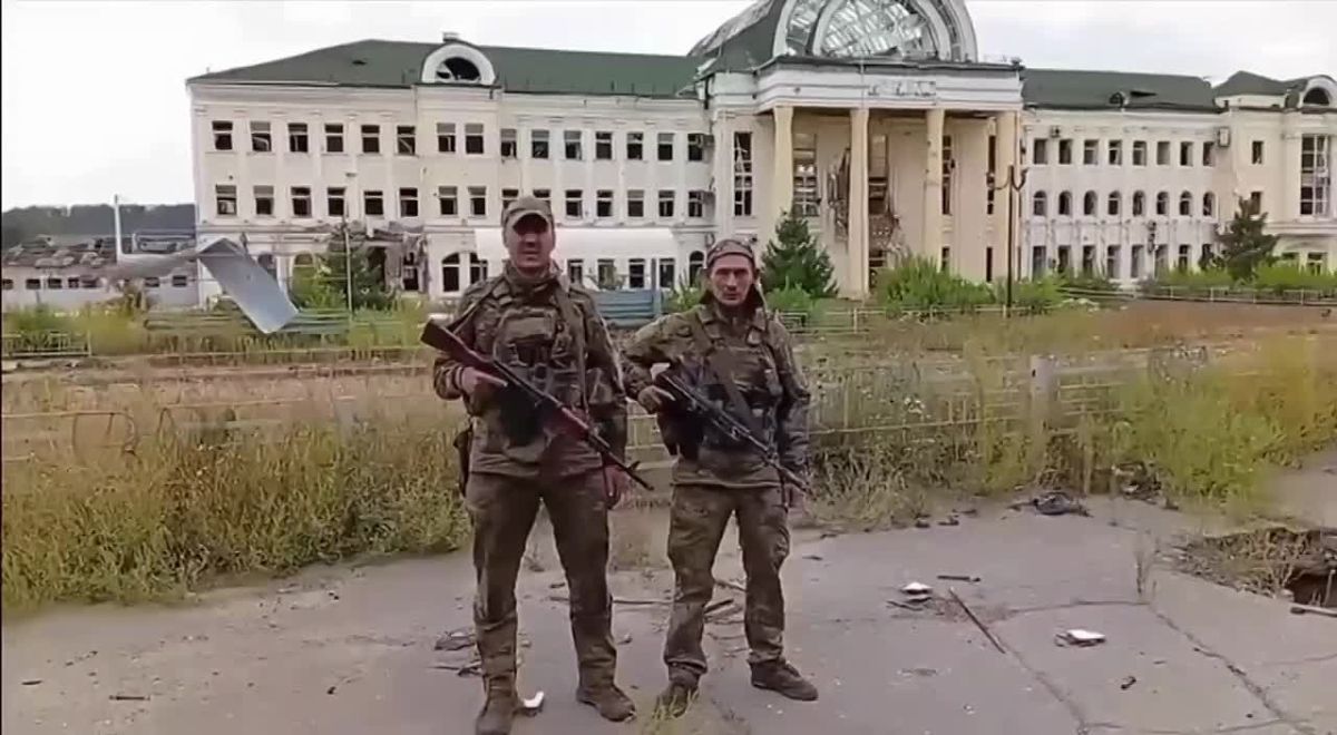 Штурмовики ВС РФ у железнодорожного вокзала в Купянск-Узловом