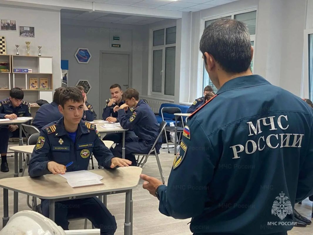 Кадеты-спасатели: учащимся профильного класса школы №16 Василеостровского района вручили свидетельства о первой профессии Кадеты-спасатели: учащимся профильного класса школы №16 Василеостровского района вручили свидетельства о первой профессии