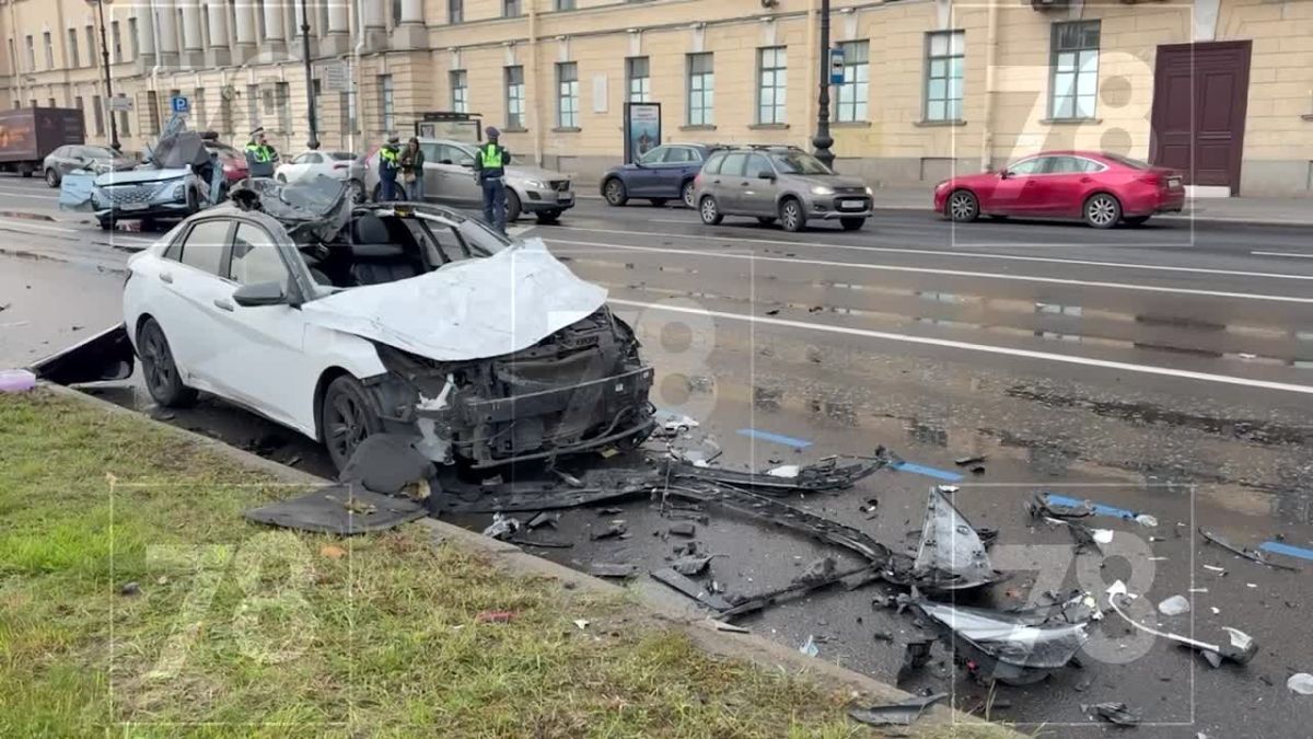Два человека пострадали в серьёзном ДТП на набережной Лейтенанта Шмидта