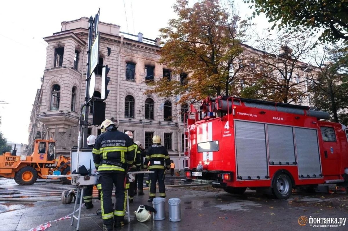 Утро у Исаакиевского собора: напротив золотого купола — почерневшие окна и обгоревший фасад особняка Миллера Утро у Исаакиевского собора: напротив золотого купола — почерневшие окна и обгоревший фасад особняка Миллера