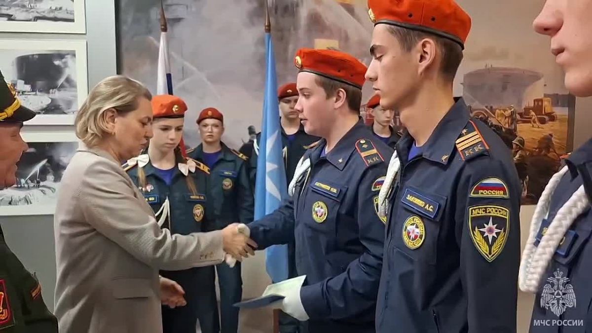 Кадеты-спасатели: учащимся профильного класса школы №16 Василеостровского района вручили свидетельства о первой профессии