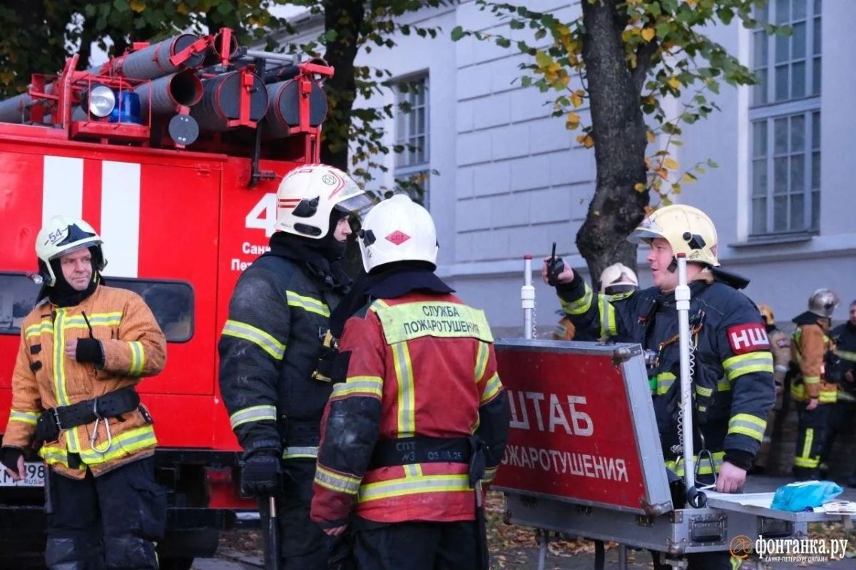 Утро у Исаакиевского собора: напротив золотого купола — почерневшие окна и обгоревший фасад особняка Миллера Утро у Исаакиевского собора: напротив золотого купола — почерневшие окна и обгоревший фасад особняка Миллера