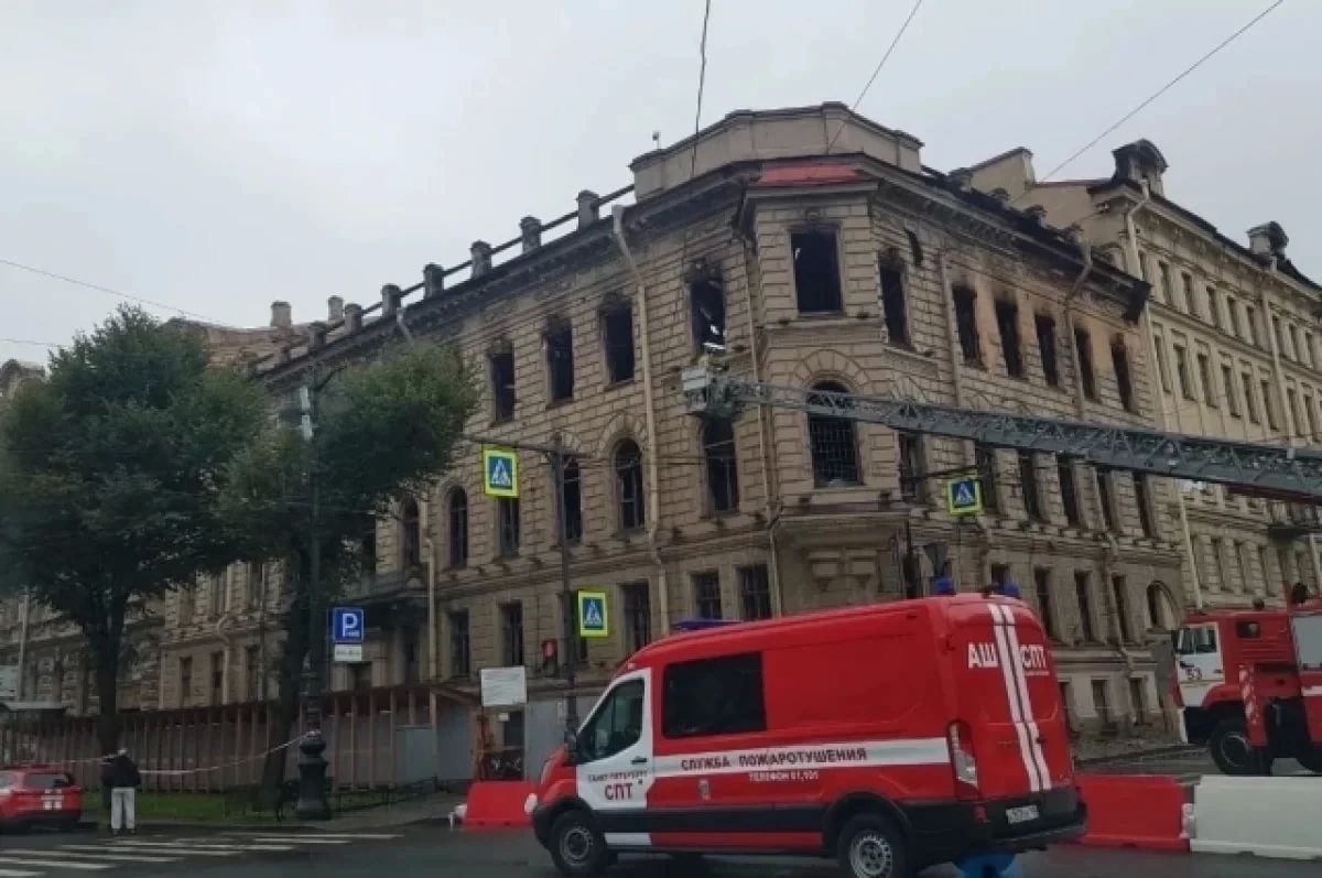 В Петербурге восстанавливают движение транспорта после пожара в особняке Миллера