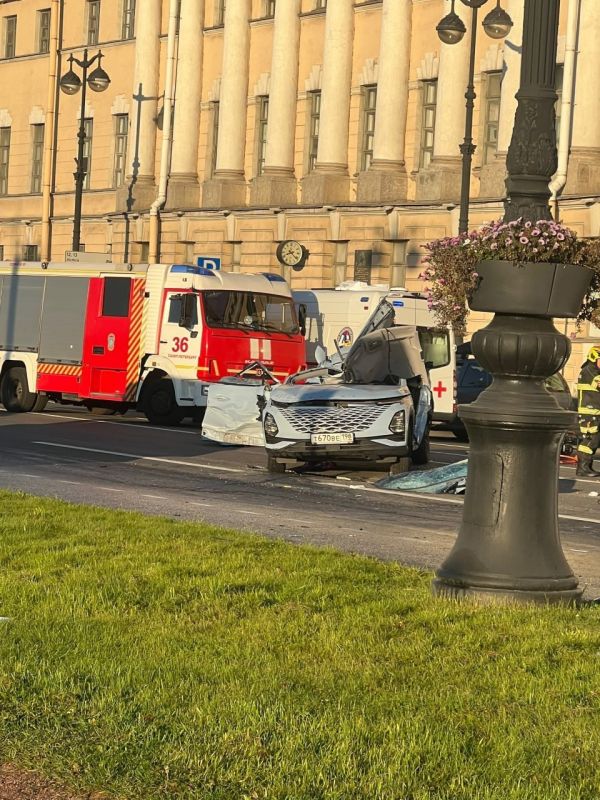 Иномарку сильно смяло в ДТП на набережной Лейтенанта Шмидта