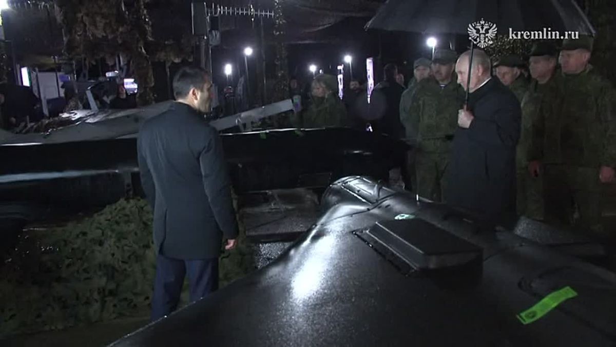 Путину показывают "Герань-4"