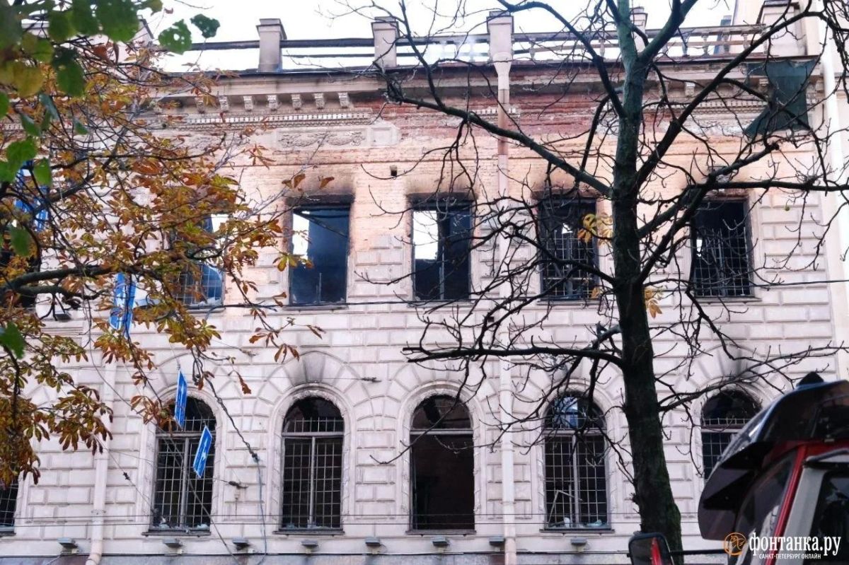 Утро у Исаакиевского собора: напротив золотого купола — почерневшие окна и обгоревший фасад особняка Миллера