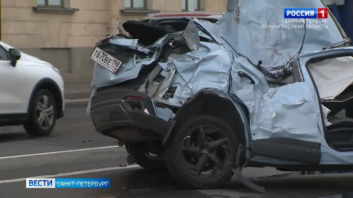 На набережной лейтенанта Шмидта столкнулись две иномарки