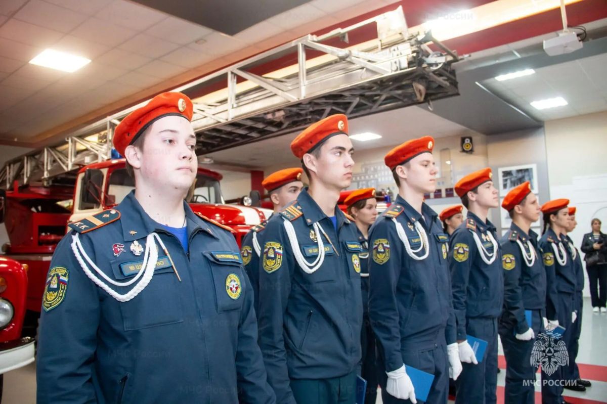 Кадеты-спасатели: учащимся профильного класса школы №16 Василеостровского района вручили свидетельства о первой профессии Кадеты-спасатели: учащимся профильного класса школы №16 Василеостровского района вручили свидетельства о первой профессии