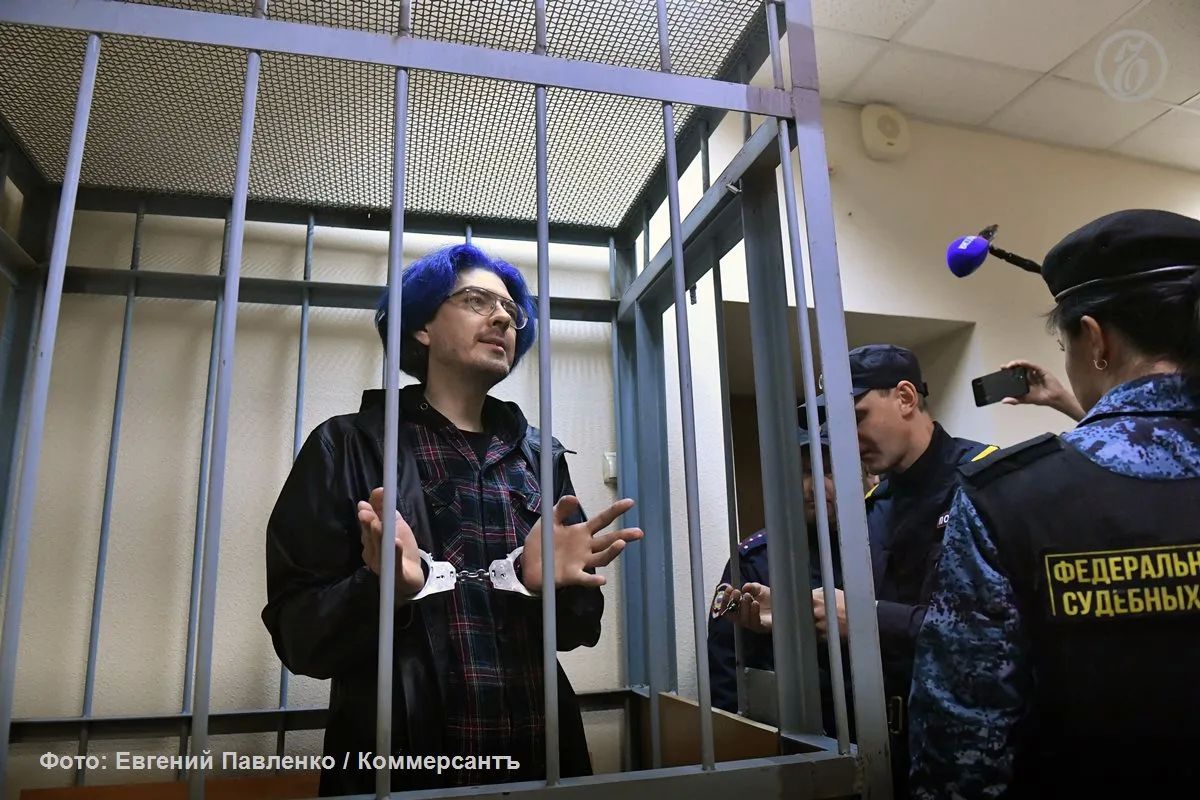 Суд в Санкт-Петербурге приговорил блогера Алексея Поднебесного к трем годам колонии общего режима по делу о половой связи с 15-летней девушкой, сообщили в пресс-службе судов