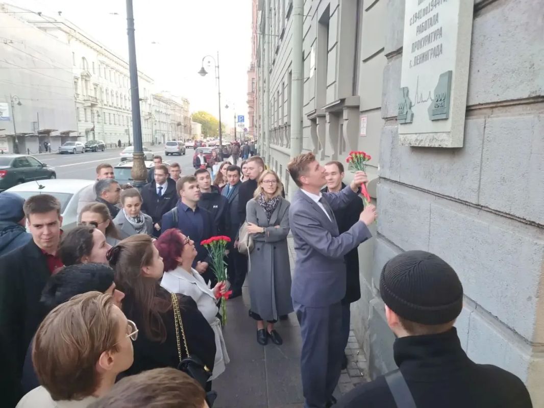 Работа по государственно-патриотическому воспитанию молодых специалистов органов прокуратуры города реализуется при активном участии ветеранов и пенсионеров надзорного ведомства Работа по государственно-патриотическому воспитанию молодых специалистов органов прокуратуры города реализуется при активном участии ветеранов и пенсионеров надзорного ведомства