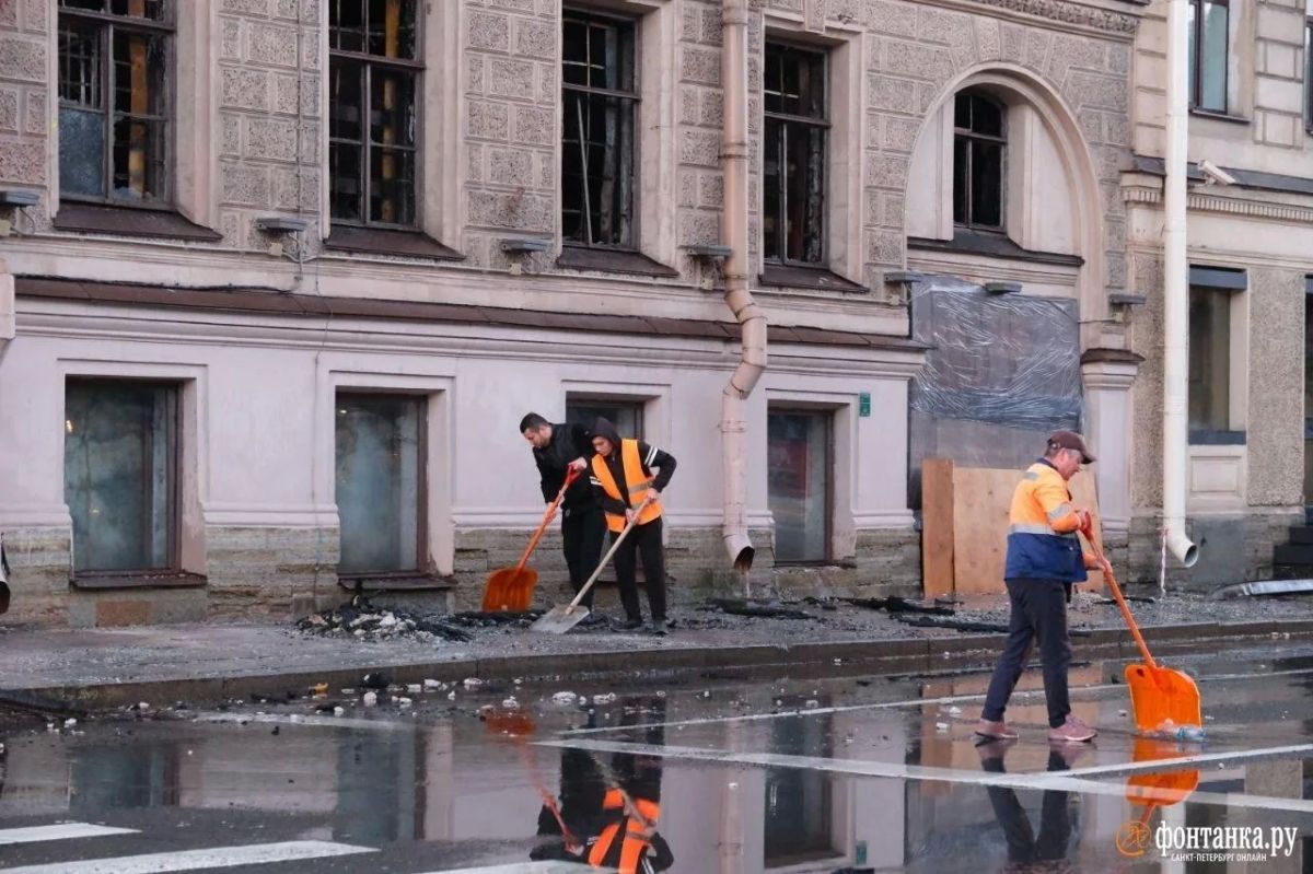 Утро у Исаакиевского собора: напротив золотого купола — почерневшие окна и обгоревший фасад особняка Миллера Утро у Исаакиевского собора: напротив золотого купола — почерневшие окна и обгоревший фасад особняка Миллера