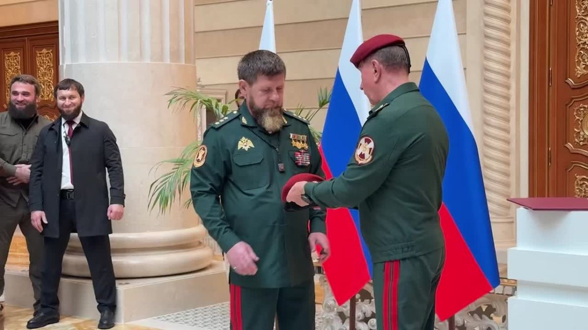 Вручение крапового берете Рамзану Кадырову