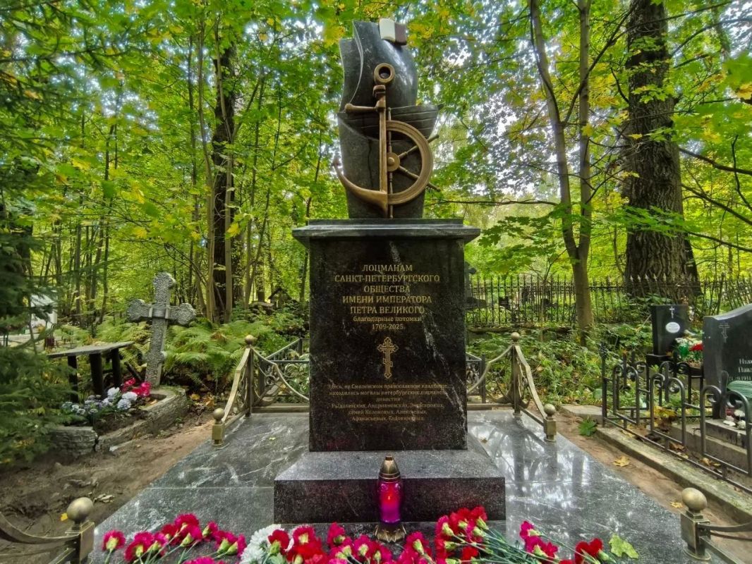 В Петербурге на Смоленском православном кладбище открыли памятник, посвященный лоцманам