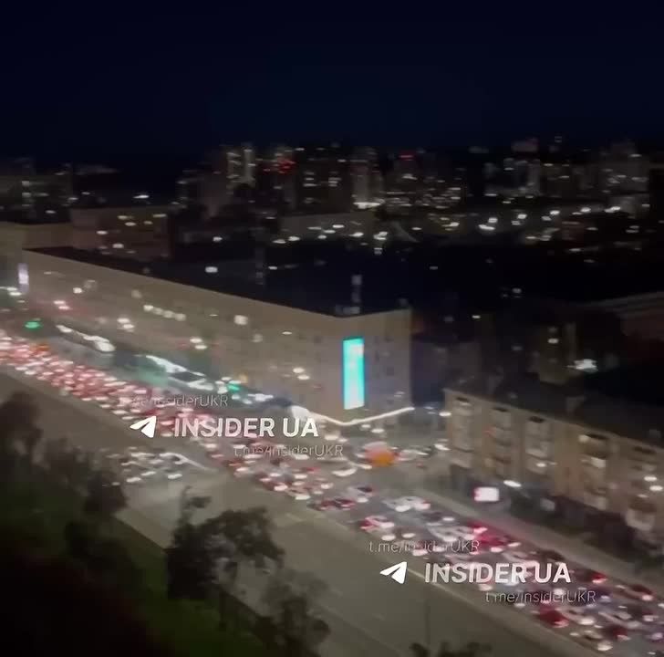 Огромные пробки в Киеве из-за перекрытий мостов