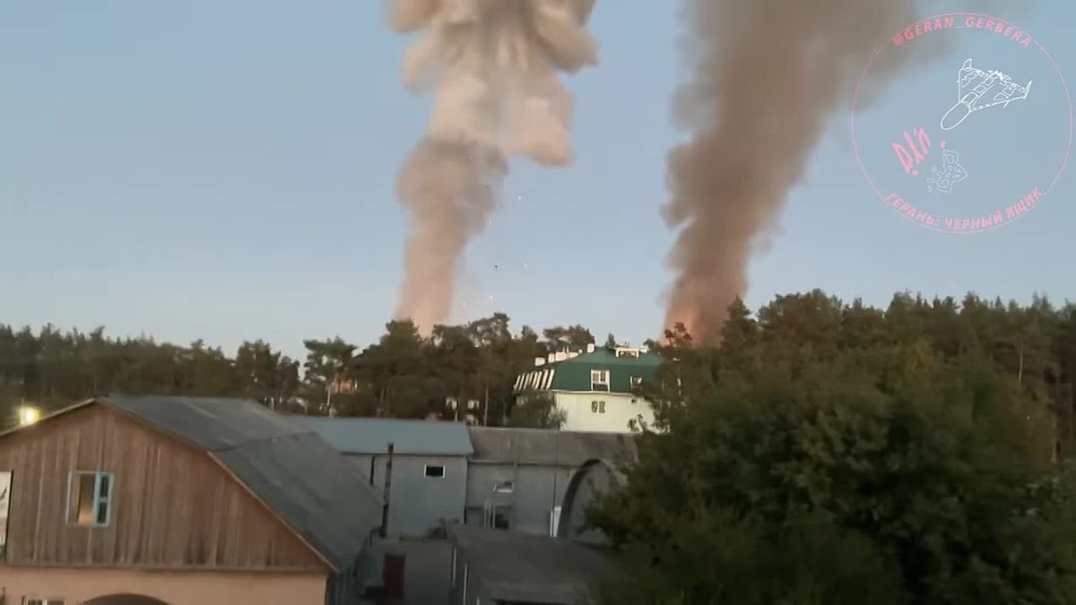 Кадры ударов по складам в Гостомеле
