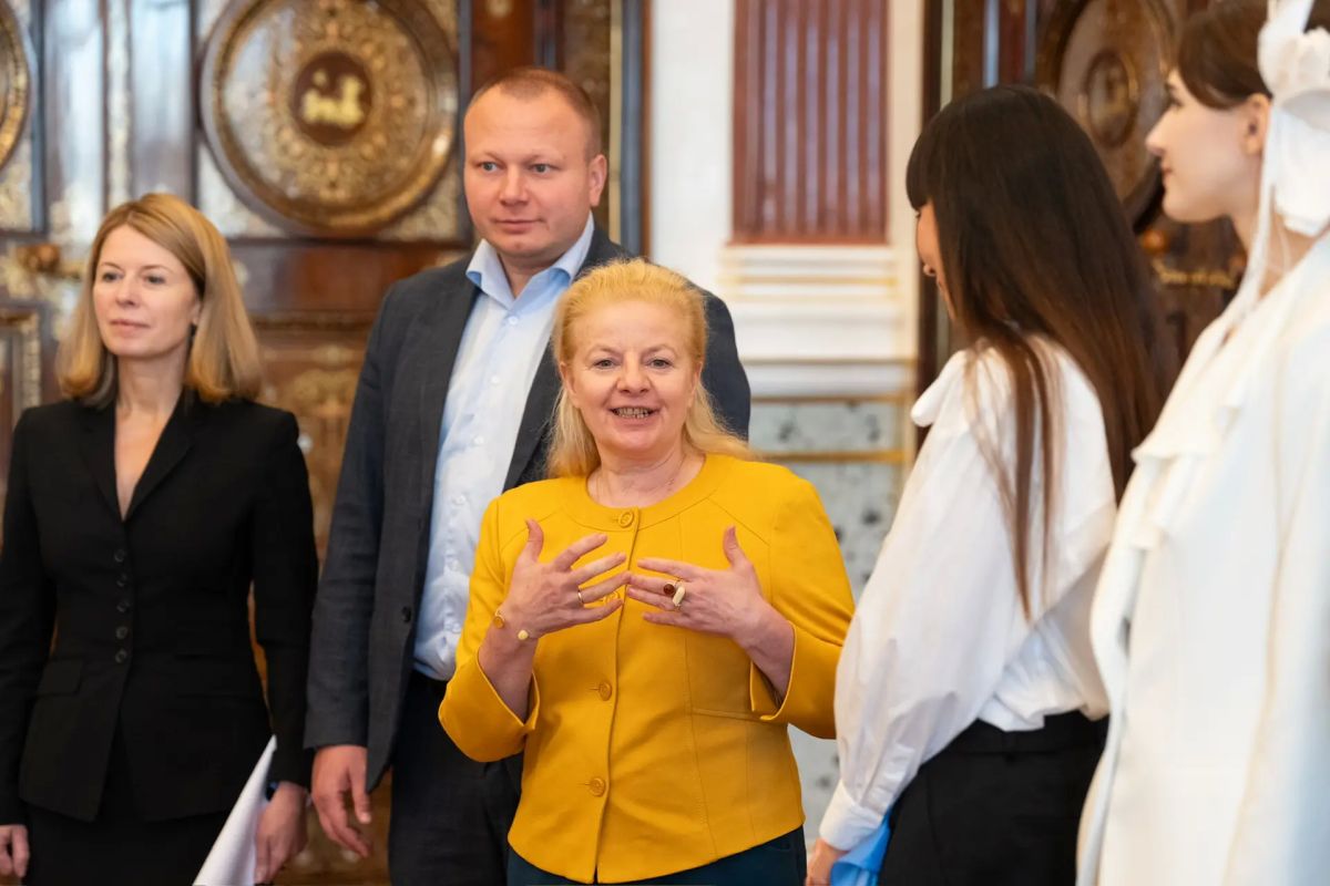 В Мариинском дворце открылся культурно-просветительский проект «Мариинский дворец: вчера, сегодня, навсегда» петербургского дизайнера Елены Бадмаевой В Мариинском дворце открылся культурно-просветительский проект «Мариинский дворец: вчера, сегодня, навсегда» петербургского дизайнера Елены Бадмаевой