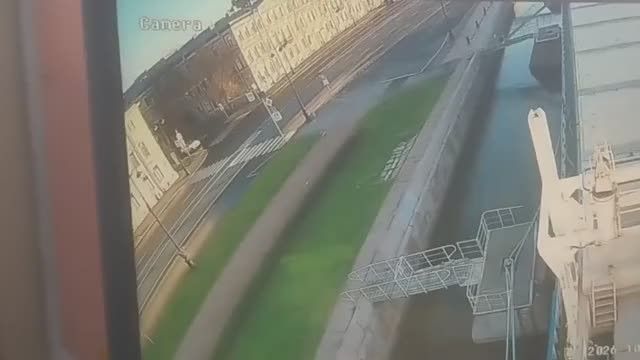 Легковой автомобиль кувыркался в Петербурге, приземлился на другую машину и попал на видео