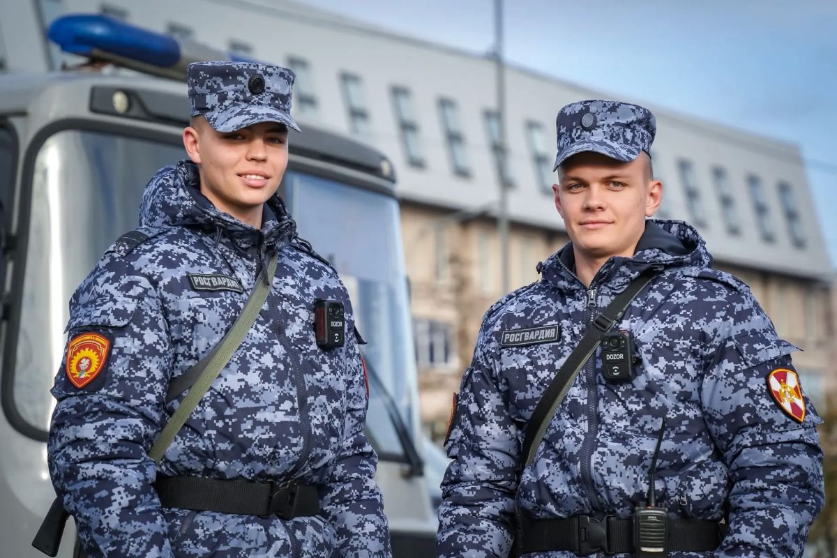 Сегодня на петербургском стадионе «СКА Арена» военнослужащие специального моторизованного Измайловского полка Северо-Западного округа Росгвардии и сотрудники ОМОН «Бастион» Росгвардии обеспечивают безопасность болельщиков... Сегодня на петербургском стадионе «СКА Арена» военнослужащие специального моторизованного Измайловского полка Северо-Западного округа Росгвардии и сотрудники ОМОН «Бастион» Росгвардии обеспечивают безопасность болельщиков...