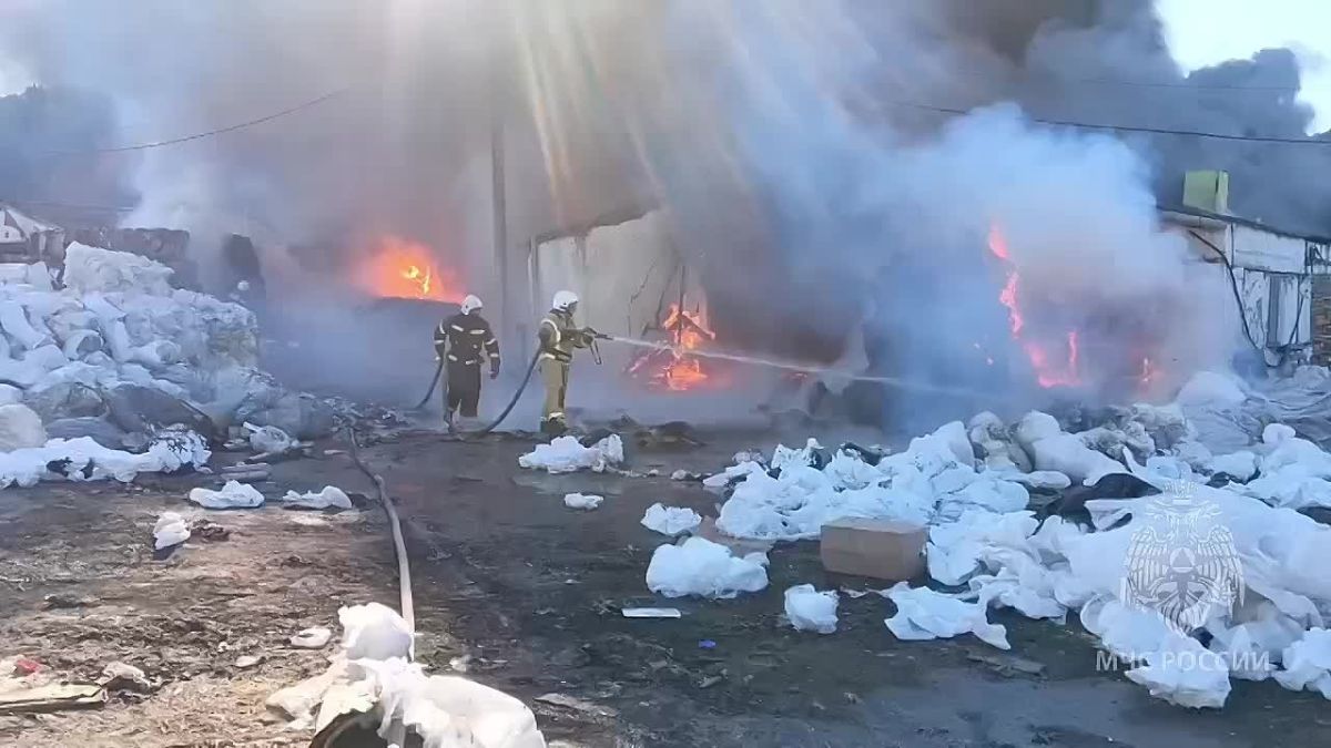 Под Пензой полыхает склад с вторичным сырьём