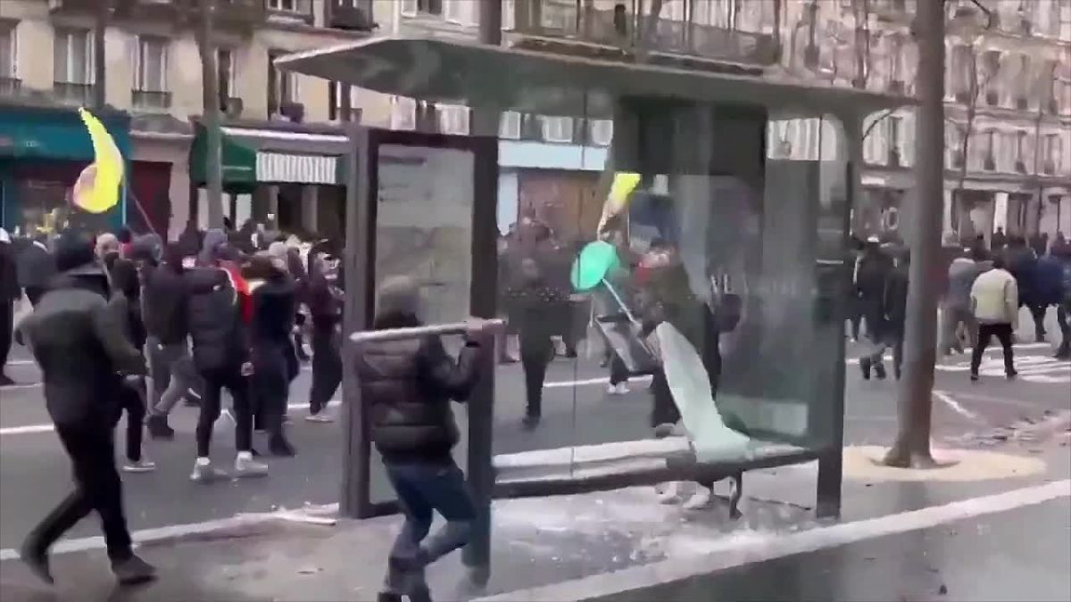Вот так протестуют во Франции старшеклассники против насилия полиции