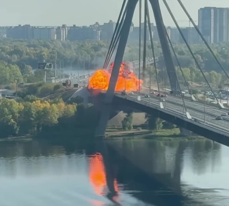 Кадры прилета "Герани" по Южному мосту