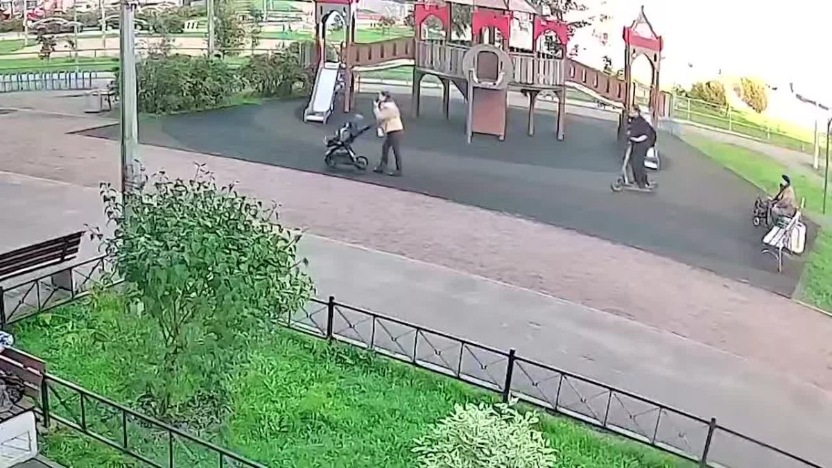 Ìàðèíà Àõìåäîâà:  Ïèòåðå æèòåëüíèöû ÆÊ "Íîâàÿ Îõòà" â Êðàñíîãâàðäåéñêîì ðàéîíå ïîæàëîâàëèñü íà ìîëîäîãî ñàìîêàò÷èêà, êîòîðûé íà íèõ íàïàäàåò