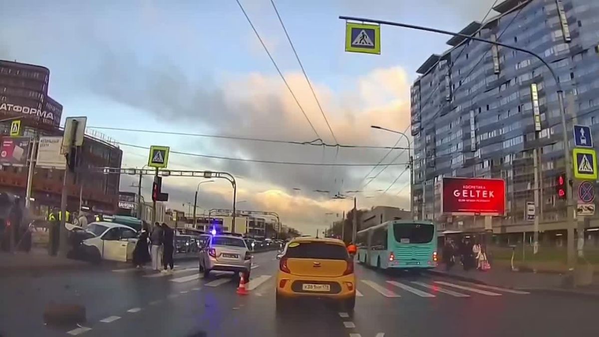 Автомобиль вылетел на «островок безопасности» и разбился о дорожный знак в Красногвардейском районе