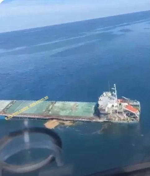 Пораженный ударом БПЛА турецкий зерновоз в Чёрном море