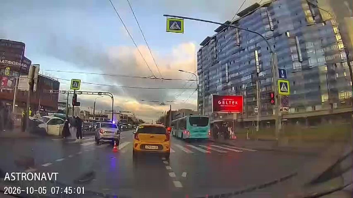 Автомобиль снес дорожный знак у Ладожского вокзала