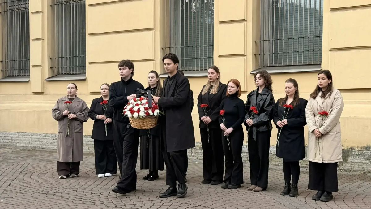 Представители Ассоциации молодых педагогов Санкт-Петербурга возложили цветы к памятнику «Блокадному учителю» в Соляном переулке Представители Ассоциации молодых педагогов Санкт-Петербурга возложили цветы к памятнику «Блокадному учителю» в Соляном переулке