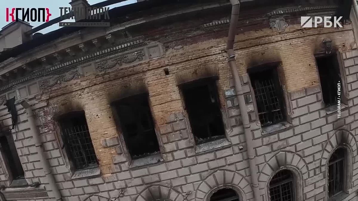 Специалисты с помощью дрона осмотрели историческое здание на Исаакиевской площади, известное как особняк Карла Миллера в Санкт-Петербурге