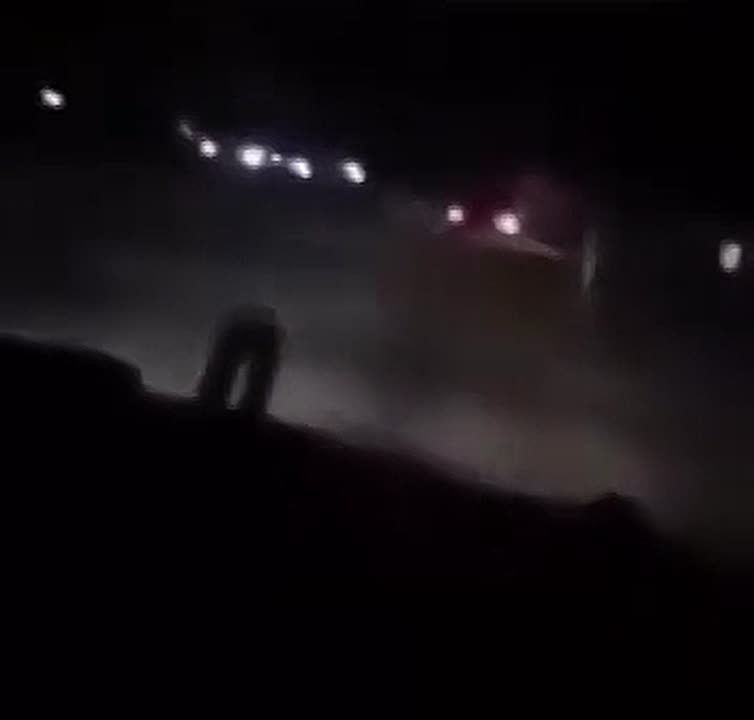 Áåãóùèå èíòåðâåíòû â ðàéîíå Òàèçà ïîä îãíåì õóñèòîâ îáñòðåëèâàþùèõ äîðîãó