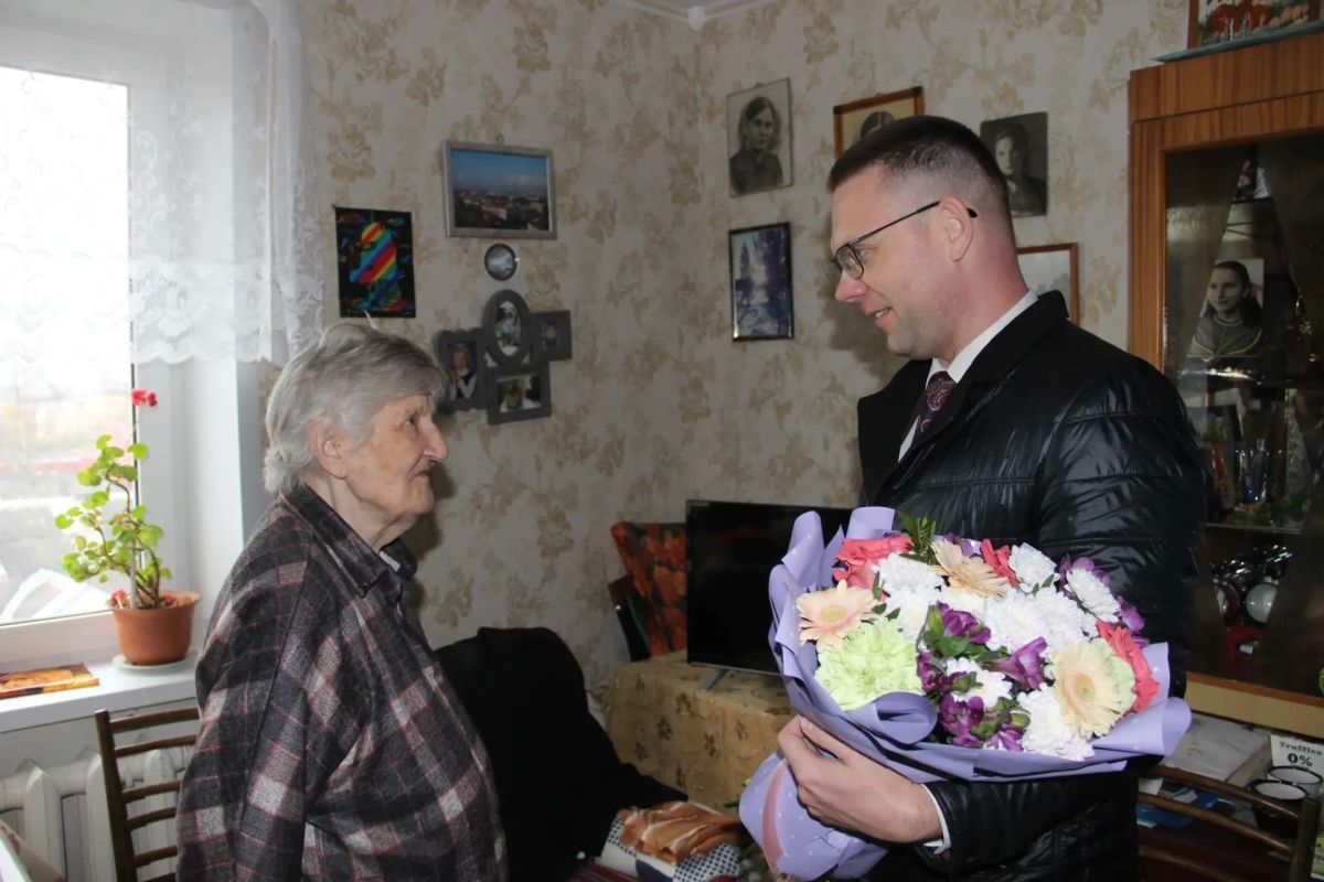 Блокадницу и ветерана труда Клавдию Бутакову поздравили 92-летием в Лодейном Поле Блокадницу и ветерана труда Клавдию Бутакову поздравили 92-летием в Лодейном Поле