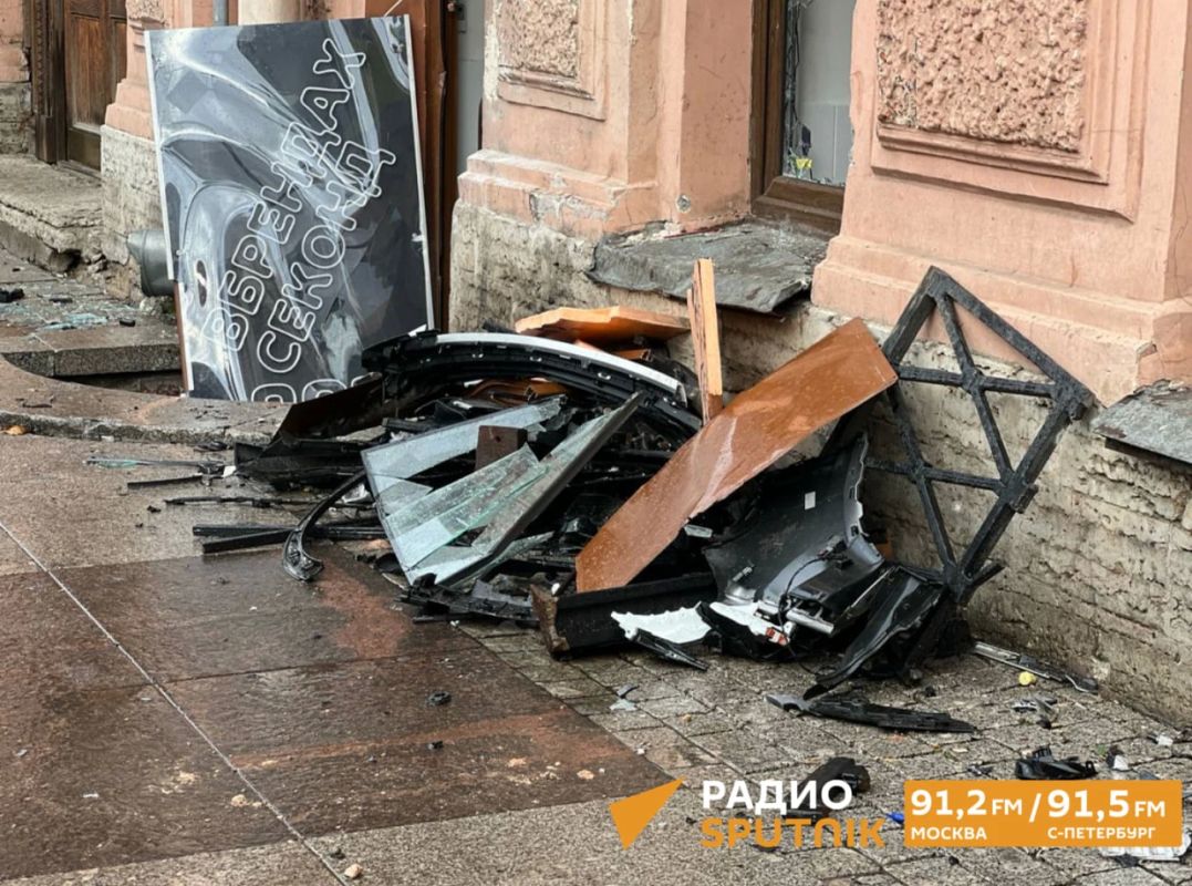 Автомобиль вылетел на тротуар и врезался в дом в центре Петербурга