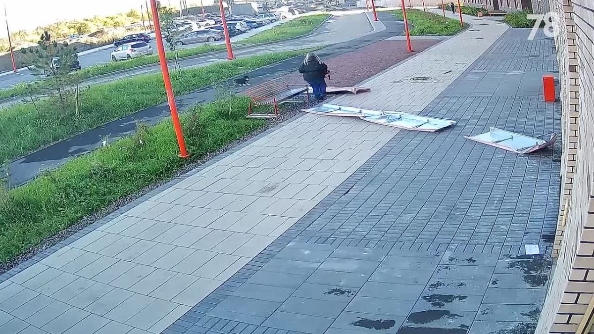Отвалившаяся от многоэтажки панель чуть не прибила двух человек на тротуаре