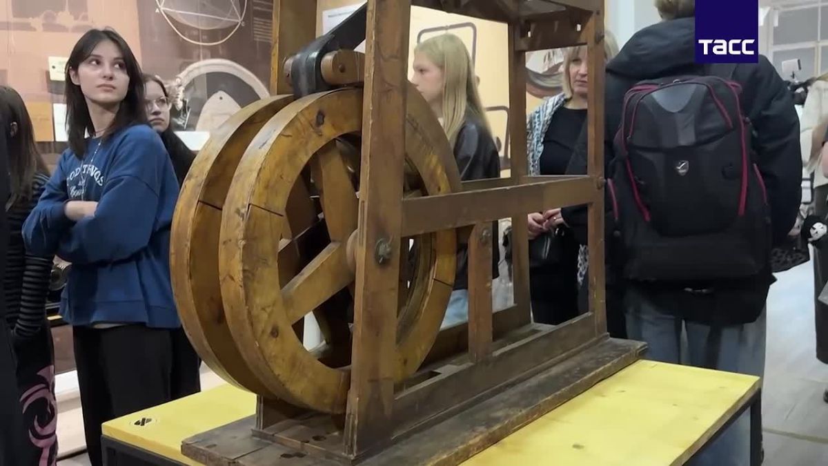 Выставка "Природоведение. Механика открытий" открылась в СПбГУ, передает корреспондент ТАСС