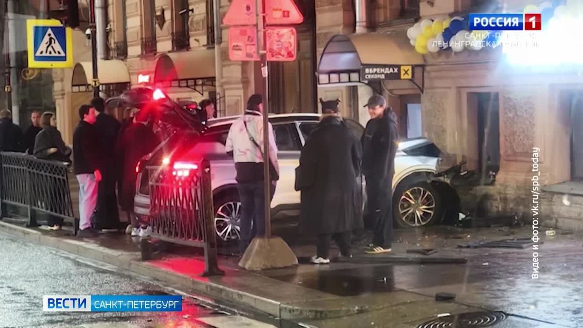 На Кирочной улице кроссовер вылетел на тротуар и врезался в дом