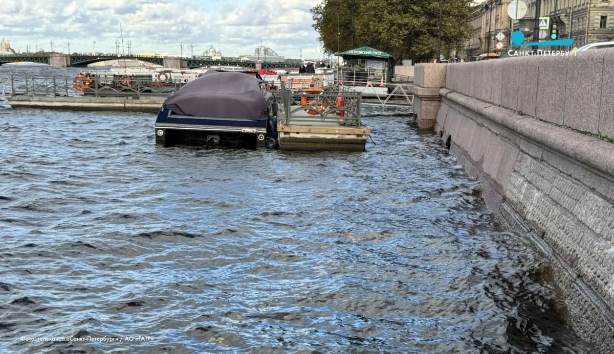 Сегодня, 6 октября, вода в Неве поднялась до самой высокой отметки в этом году — 122 сантиметра над нулём Кронштадтского футштока Сегодня, 6 октября, вода в Неве поднялась до самой высокой отметки в этом году — 122 сантиметра над нулём Кронштадтского футштока