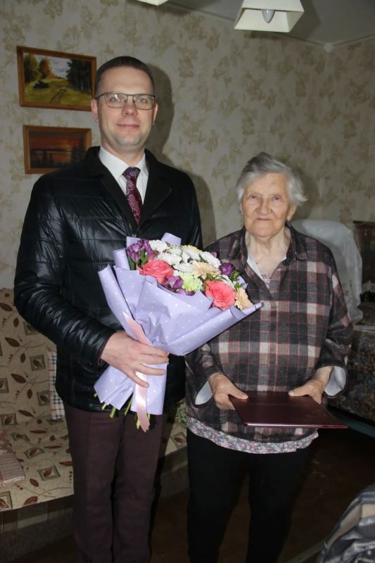 Блокадницу и ветерана труда Клавдию Бутакову поздравили 92-летием в Лодейном Поле