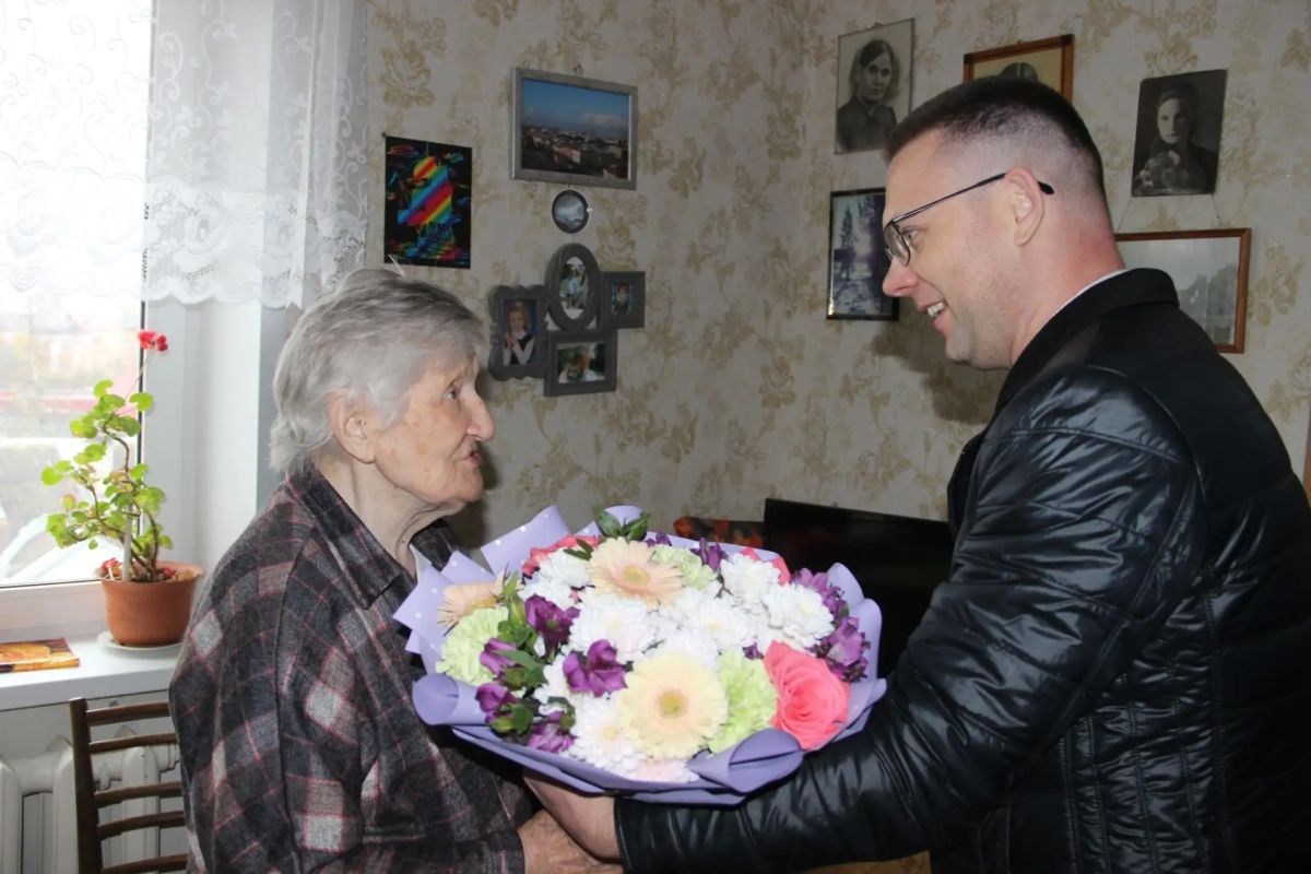 Блокадницу и ветерана труда Клавдию Бутакову поздравили 92-летием в Лодейном Поле Блокадницу и ветерана труда Клавдию Бутакову поздравили 92-летием в Лодейном Поле