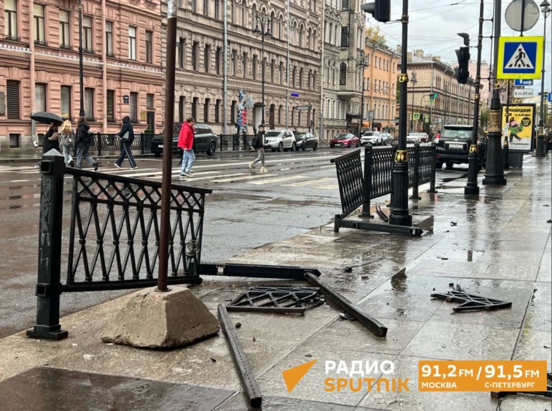 Автомобиль вылетел на тротуар и врезался в дом в центре Петербурга Автомобиль вылетел на тротуар и врезался в дом в центре Петербурга