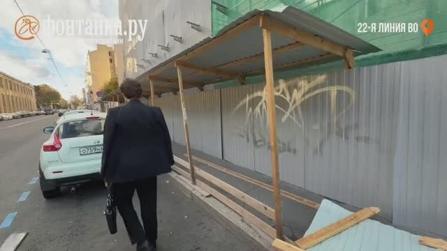 Ветер сдул пешеходную галерею прямо на припаркованные на 22-й линии Васильевского острова автомобили