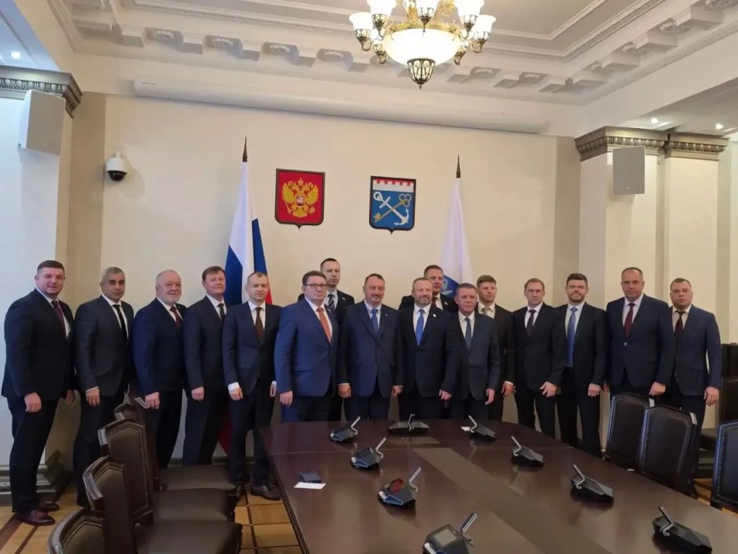 Председатель Избирательной комиссии Ленинградской области Михаил Лебединский вручил удостоверения депутатам Законодательного собрания Ленинградской области восьмого созыва