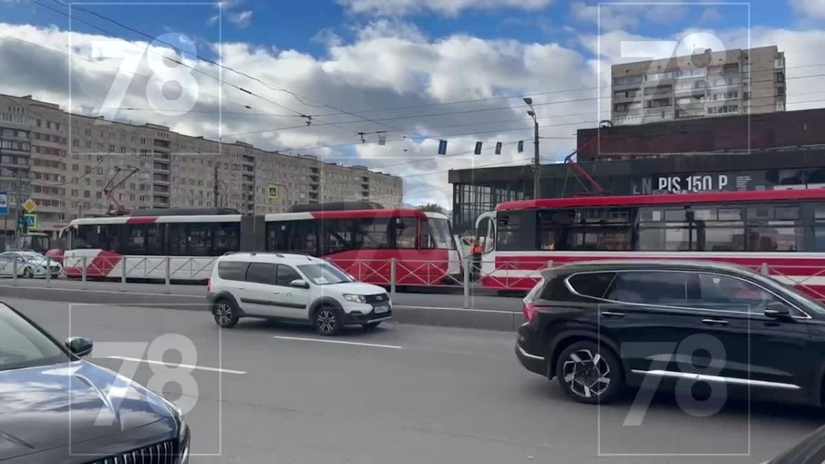 Пассажирку увезла скорая после столкновения трамваев в Купчино