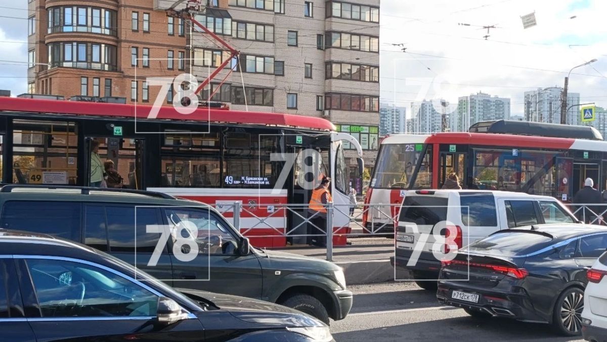 Пассажирку увезла скорая после столкновения трамваев в Купчино Пассажирку увезла скорая после столкновения трамваев в Купчино