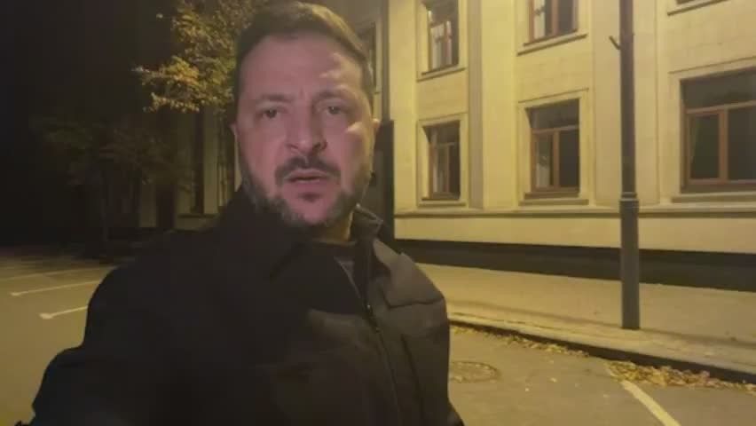 А знаете, друзья, тут интересно даже не то, что пенисуальный пианист это делал, а то, что он делал это не себе, и то, скольких он успел таким образом обслужить
