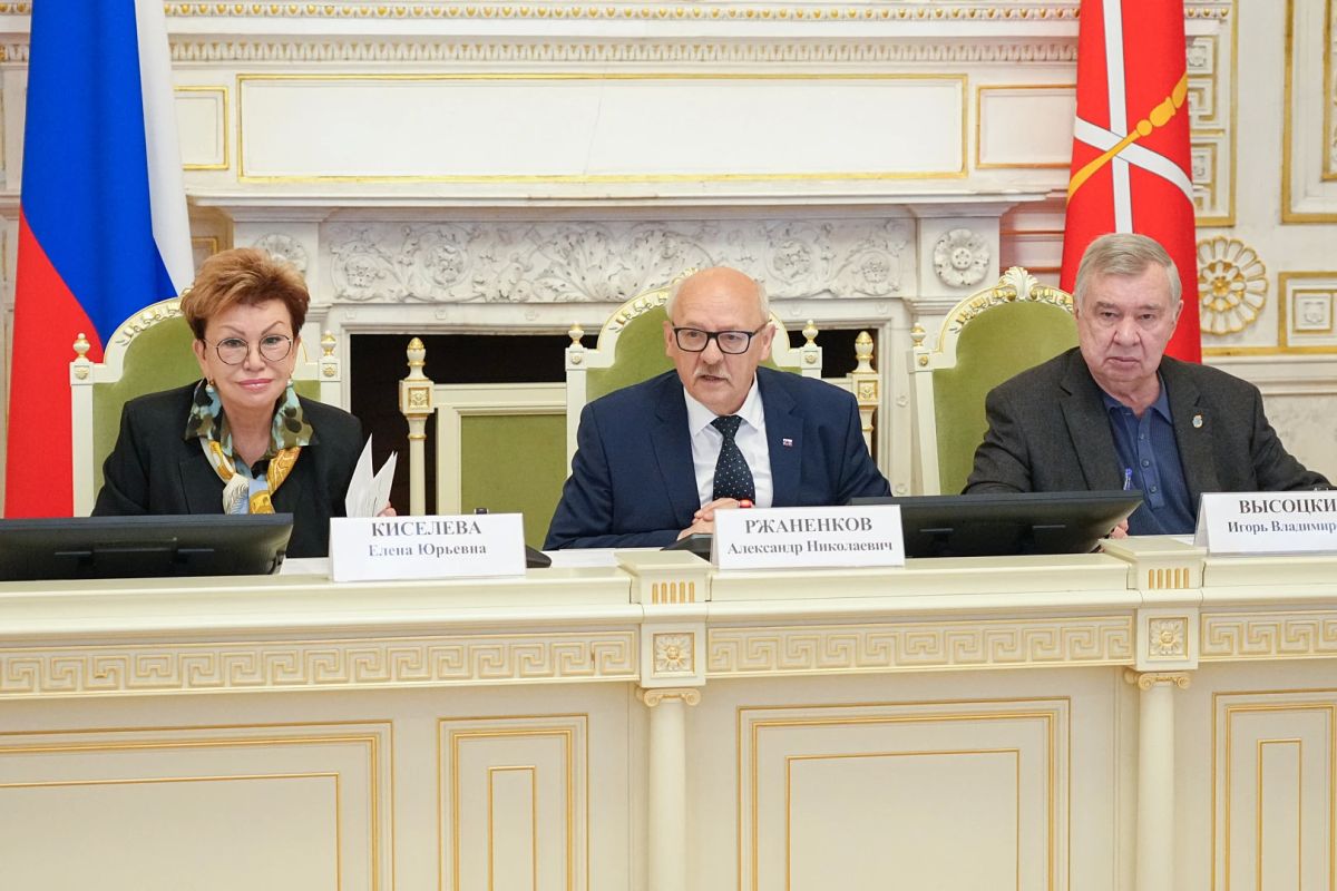 Состоялось заседание комиссии по соцполитике и здравоохранению под председательством Александра Ржаненкова